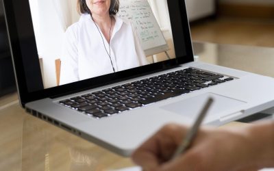 jovem-aluna-ouvindo-professora-de-ingles