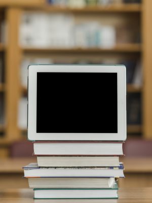 tablet-na-pilha-de-livros